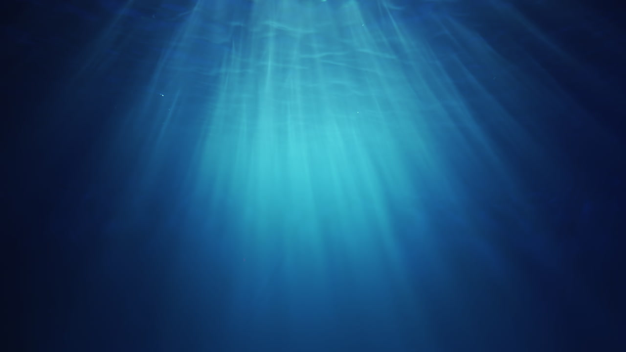 위에서 빛나는 수중 햇빛 광선이 깊고 맑은 푸른 물을 통해 아름다운 물 조명 반사 커튼을 만듭니다.