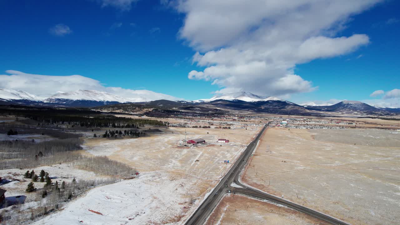 vistas aéreas de drones de fairplay, colorado en invierno en un día cálido y soleado