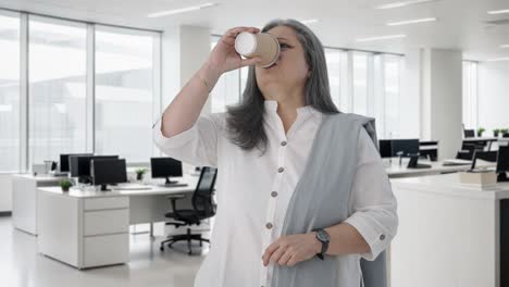 ansiosa mujer de negocios india senior esperando a alguien