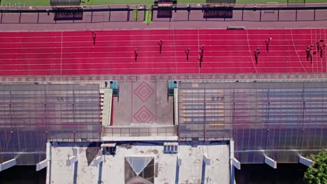 con edificios en la calle en una pequeña ciudad con campo de fútbol vacío