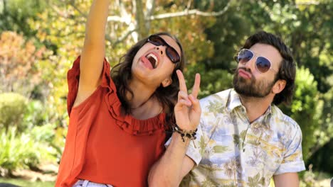 una pareja de hipsters tomando una selfie