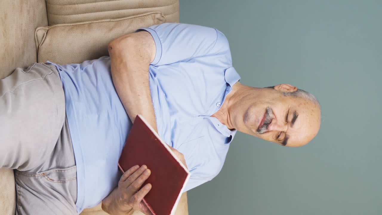 집에서 일기를 쓰는  ⁇ 은이의 수직 비디오.  ⁇ 은이가 일기를 쓴다.