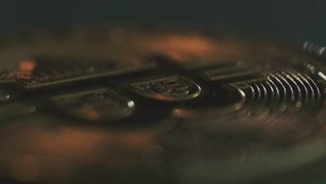 primer plano de una moneda de bitcoin