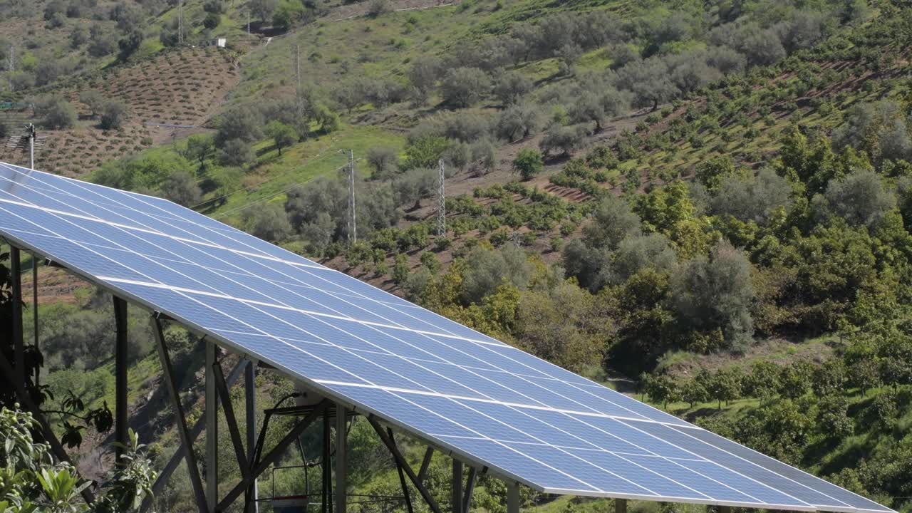 panel solar en un día soleado