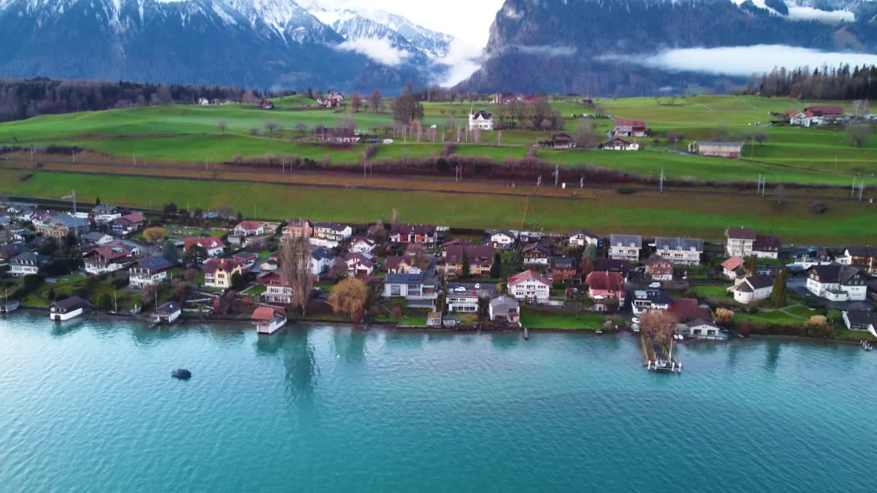 вид на озеро тун в швейцарии 4k дрон