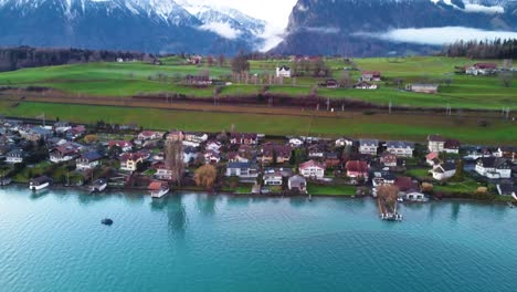 vista del lago thun en suiza con un dron 4k