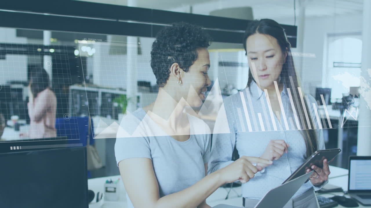 다양한 동료들이 사무실에서 일을 논의하는 금융 데이터 처리의 애니메이션