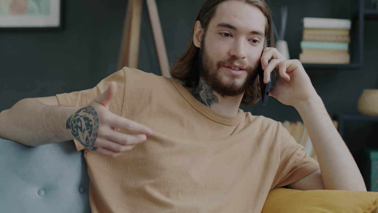 집에서 전화로 얘기하는 남자