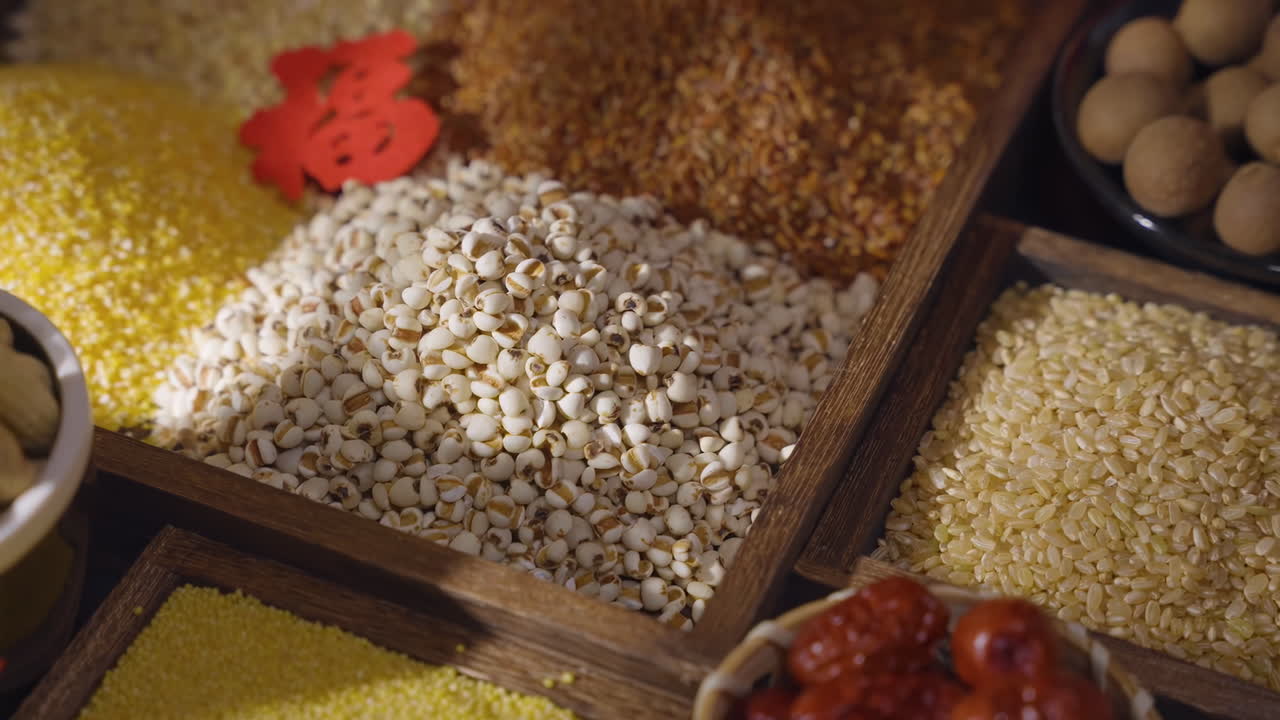 Vari tipi di legumi secchi, fagioli, riso e semi di cereali di alta qualità in una ciotola di legno rustica. Un set di fonti proteiche indispensabili per uno stile di vita sano e un'alimentazione consapevole.