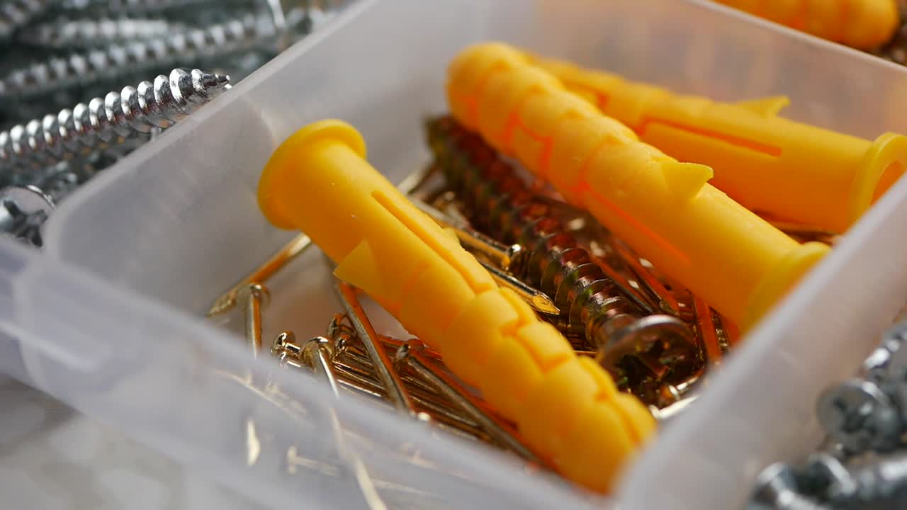 herramientas de construcción variadas en una caja de plástico