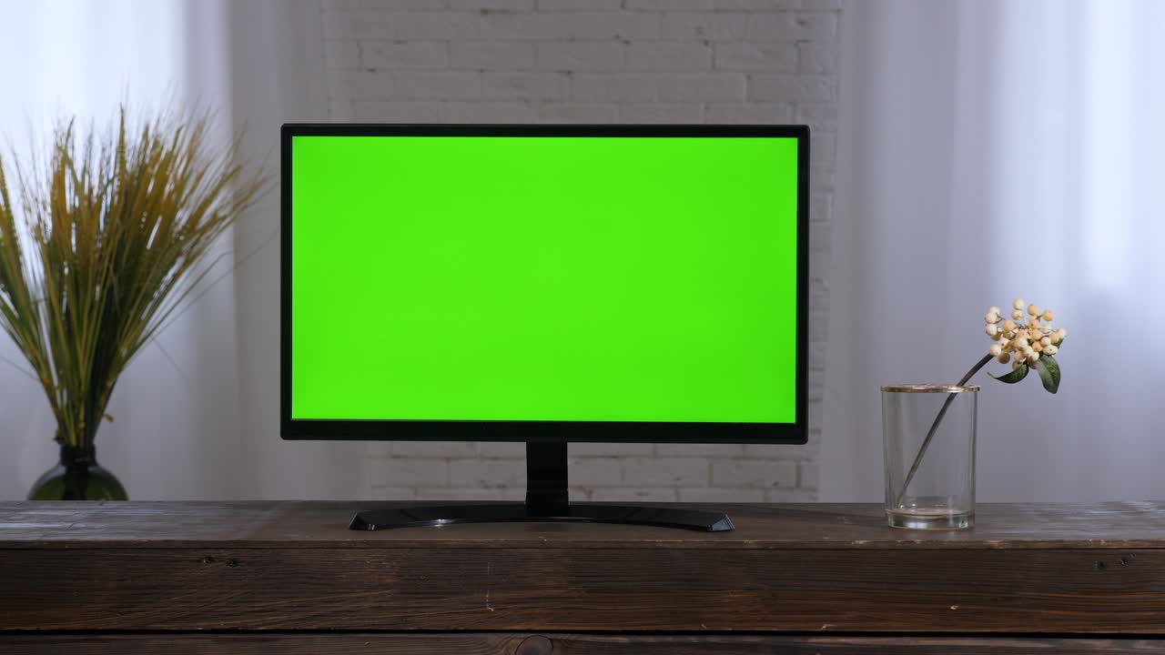 el monitor de tv inteligente de pantalla verde. la tv de sala de estar contemporánea de pantalla clave de croma verde del conjunto de televisión de los años 2000. la tv lcd en el hogar para ver televisión. la televisión de pantalla plana en el interior del dormitorio