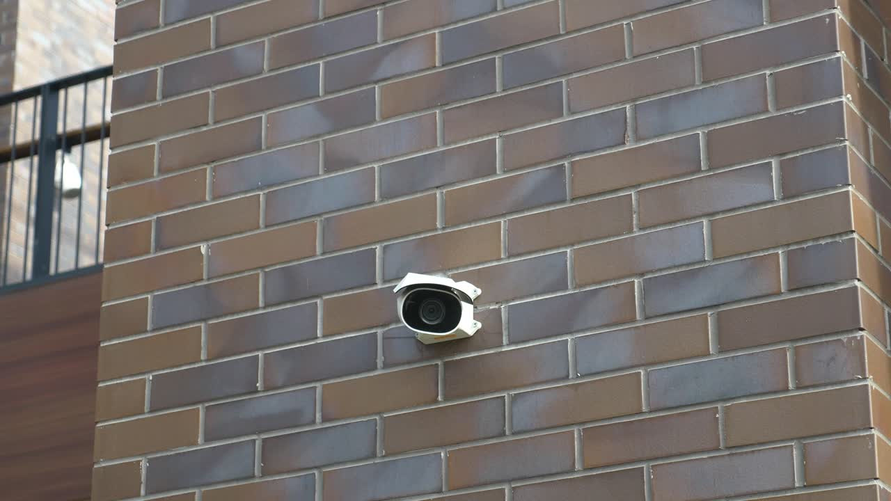 cámara de seguridad en la pared de ladrillo