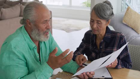 una pareja madura hablando en casa.