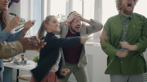 team feiert erfolg im modernen büro