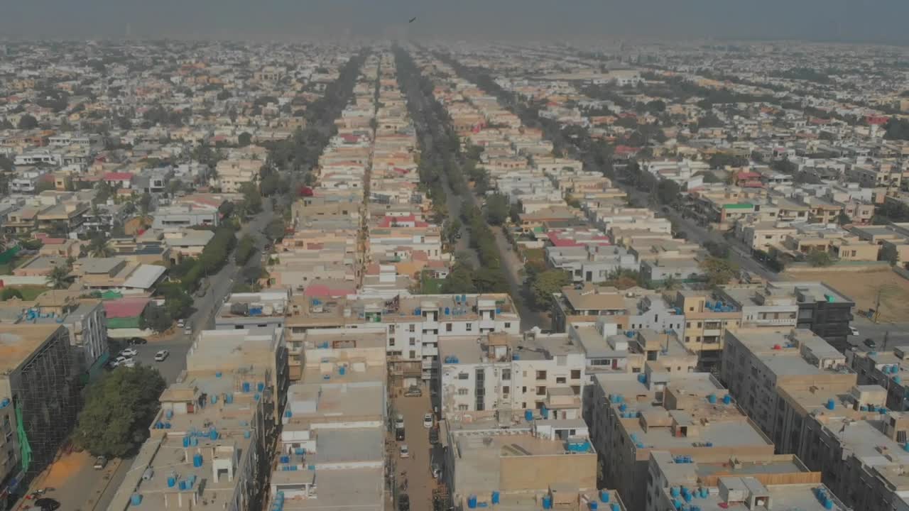 Flygfoto över rader av lägenheter i Karachi, Pakistan. Följebild.