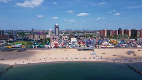 Brighton-Beach,-Malerische-Küstenlandschaft,-Zieht-Besucher-Von-Nah-Und-Fern-An