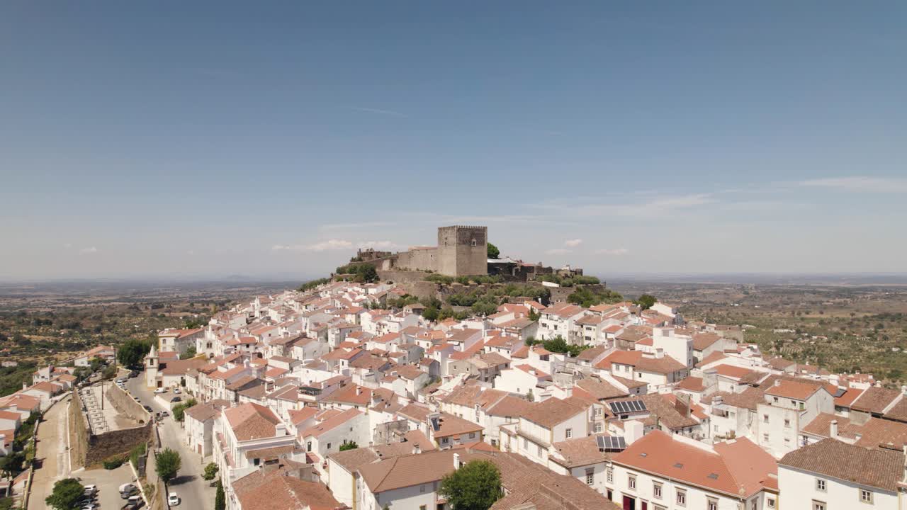 Ripresa aerea in orbita sopra il villaggio di case bianche di Castelo de Vide, il castello in cima a una collina - Alentejo