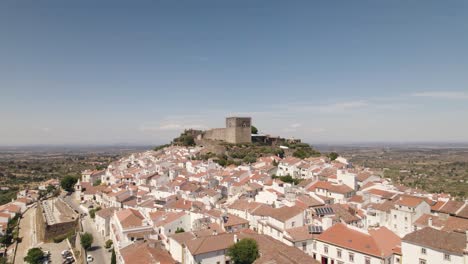 Luftumkreisung-über-Castelo-De-Vide,-Dorf-Der-Weißen-Häuser,-Burg-Auf-Dem-Hügel---Alentejo