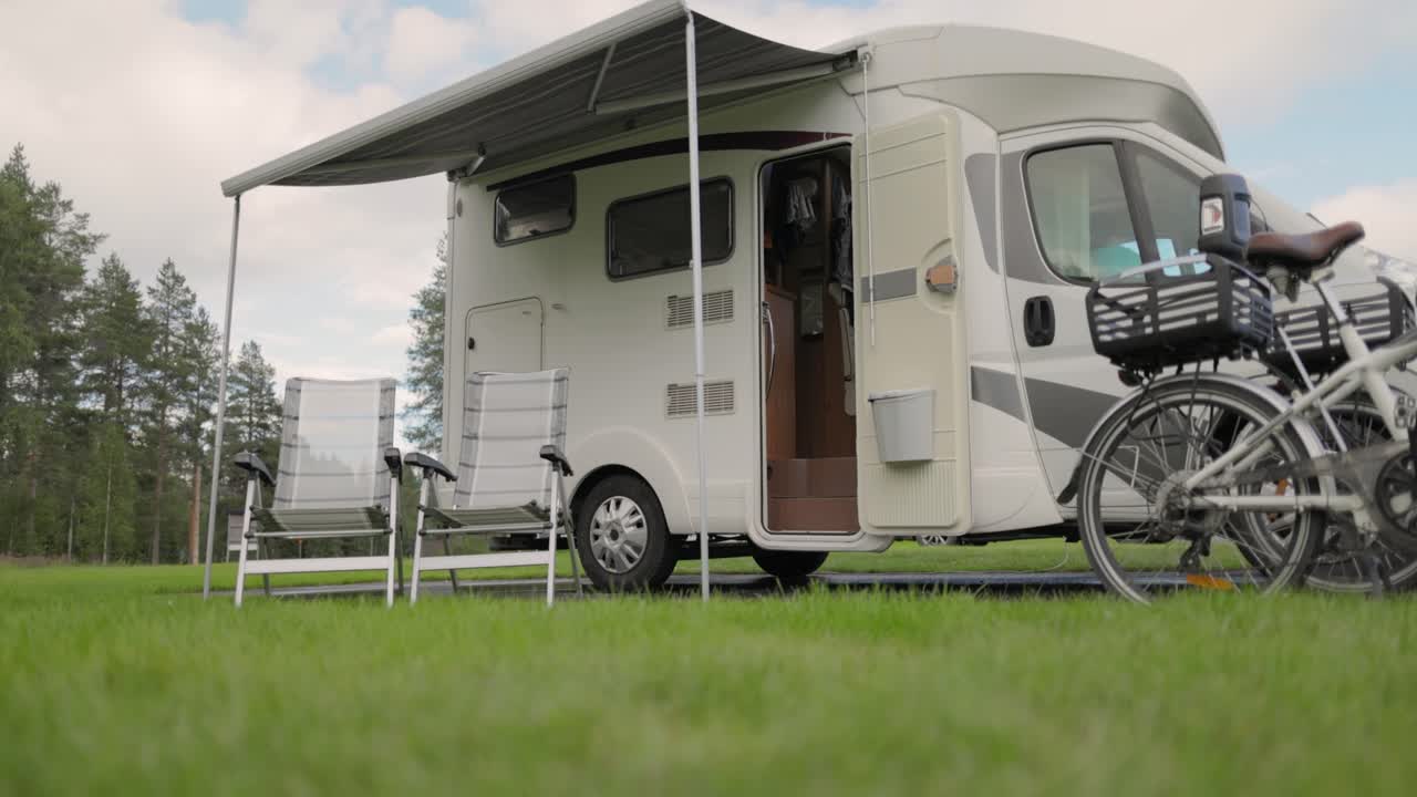 가족 휴가 여행 트럭, 휴가 여행 모터카, 카라반 자동차 휴가.