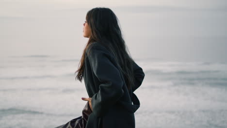 Silhouette-Einer-Frau,-Die-Nachts-Die-Meereslandschaft-Aus-Nächster-Nähe-Genießt.-Mädchen-Sitzt-In-Der-Abenddämmerung-Am-Strand