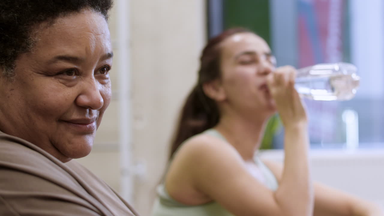 사람들이 바닥에 앉아 있다