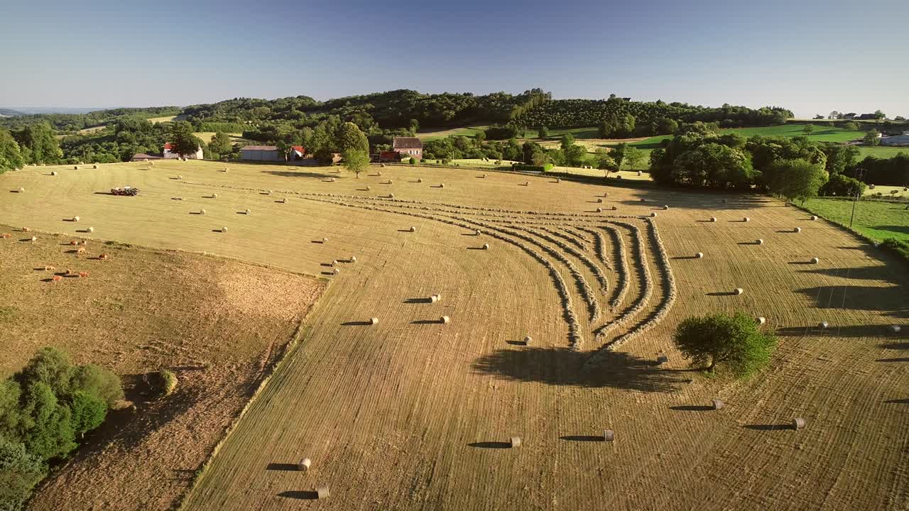 vista aérea de un tractor cosechando balas de paja.