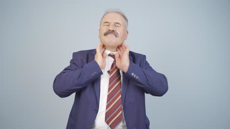 hombre de negocios que sufre de dolor de garganta.