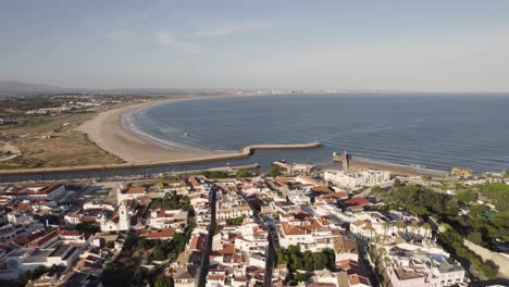 Vista-Aérea-Del-Paseo-De-La-Avenida-Dos-Descobrimentos,-Praia-Da-Batata-Y-Cais-Da-Solaria-Lagos-Algarve-Portugal