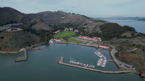 el puerto deportivo de travis en la bahía de san francisco.