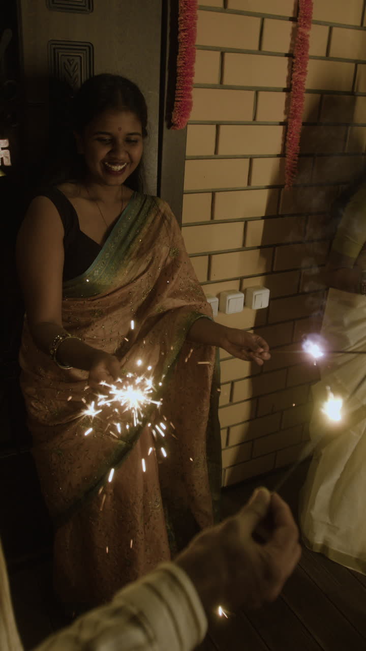 Celebrazione del Diwali con fuochi d'artificio scintillanti