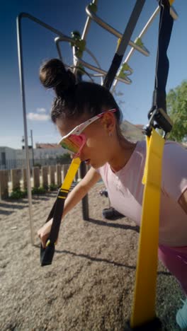mujer haciendo ejercicio al aire libre con bandas de resistencia