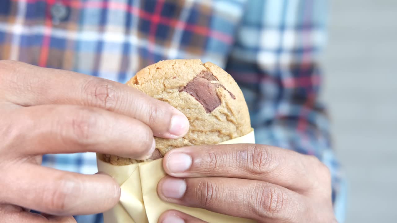 초콜릿  쿠키 를 먹는 사람