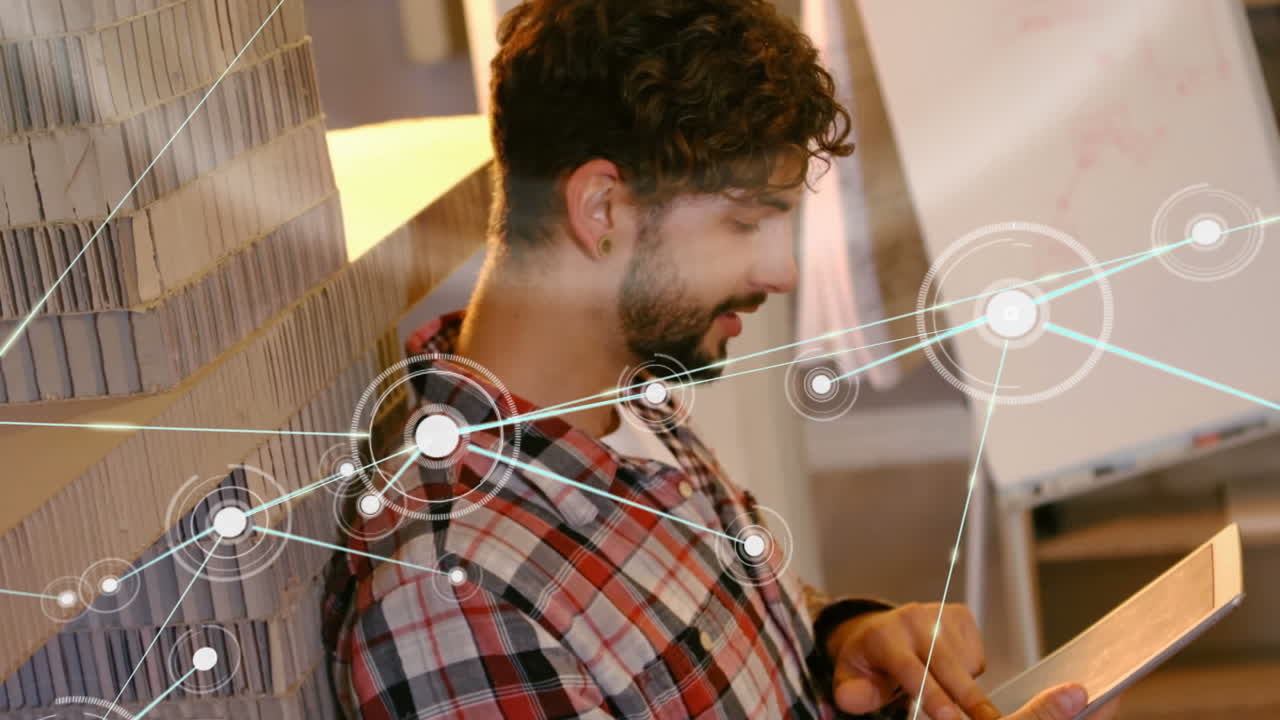 animación de puntos conectados con líneas sobre un hombre de negocios caucásico sonriente trabajando en una tableta digital