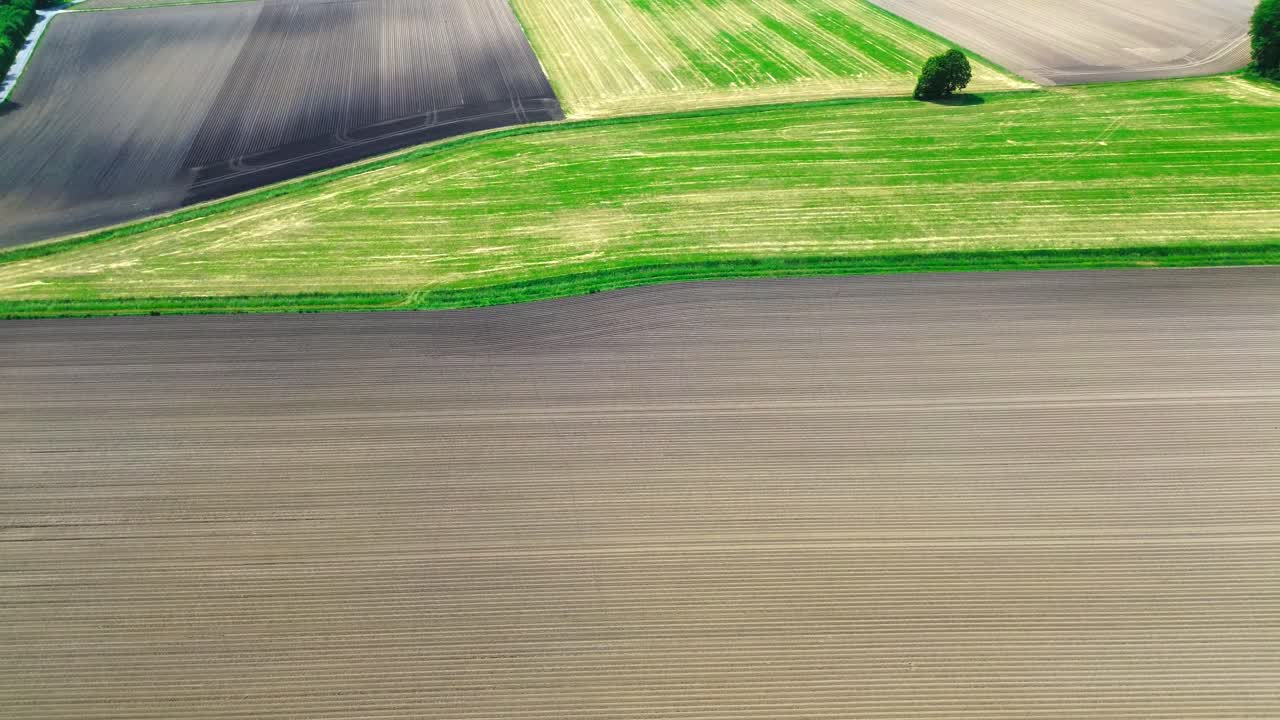 fotografía aérea de tierras de cultivo aradas y campos verdes, 4k