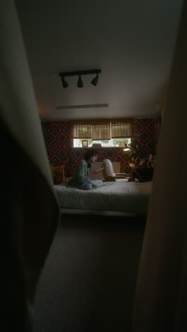 una mujer relajándose en un dormitorio acogedor.