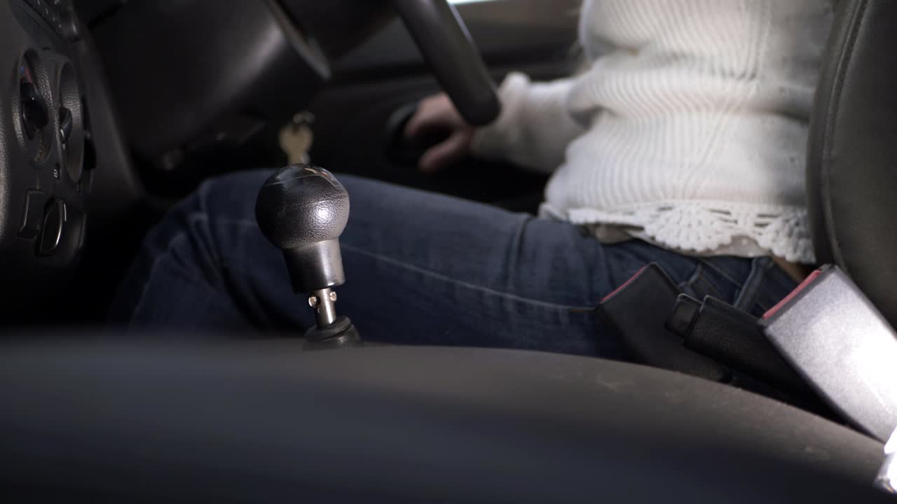 자동차 내부 중간 샷에서 내리는 여성 운전자