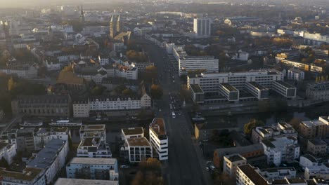 Toma-De-Drones-Del-Paisaje-Urbano-De-Kassel-En-Una-Hermosa-Luz-Solar-Suave-Y-Cubierta-De-Niebla