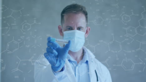 animación de estructuras químicas sobre un médico caucásico con una vacuna y una máscara facial