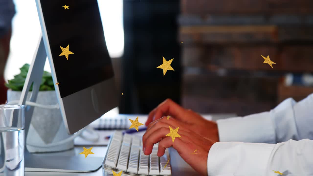 Uomo che digita e causa la comparsa di Mi piace, cuori e stelle social fluttuanti, monitorando il coinvolgimento mentre la telecamera si allarga