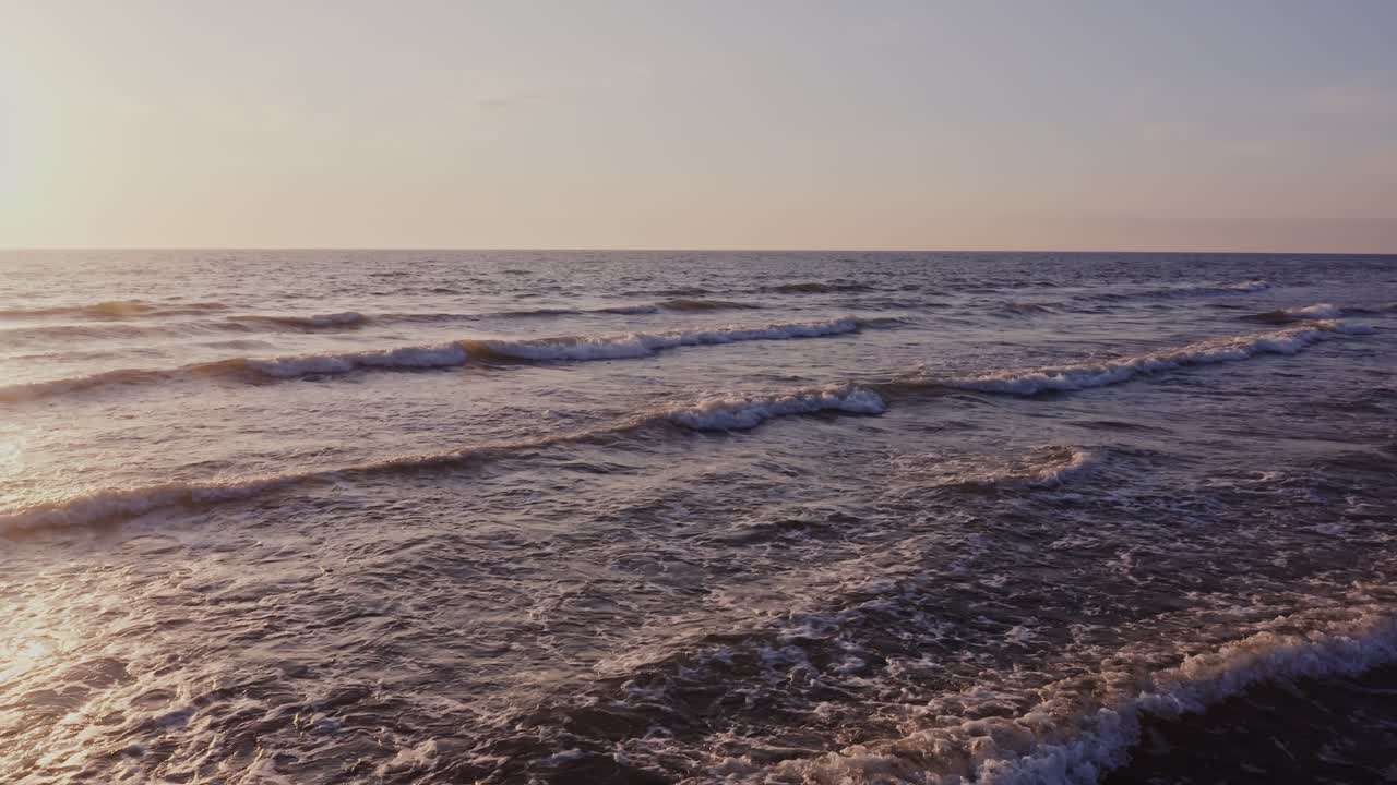 Il tramonto sulle onde dell'oceano