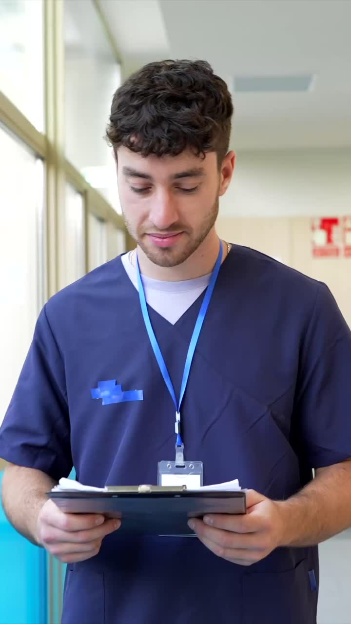 profesional médico en el pasillo del hospital