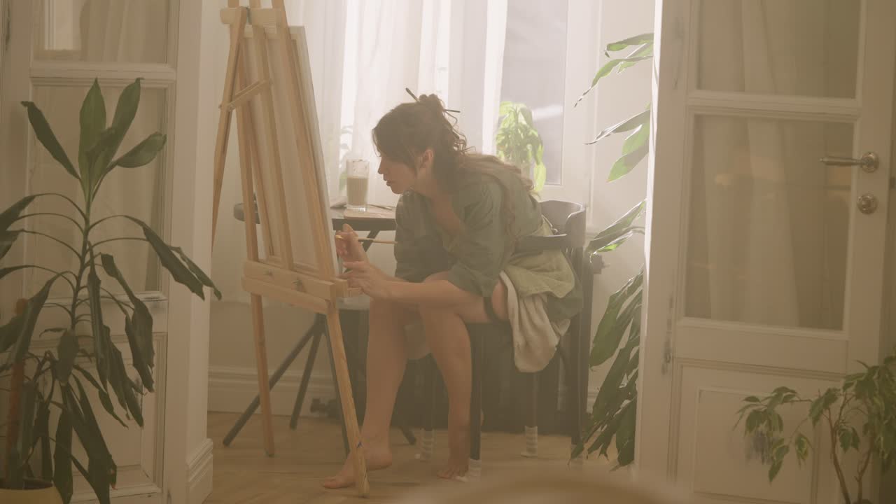 집에서 그림 그리는 여자