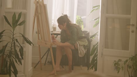 mujer pintando en casa