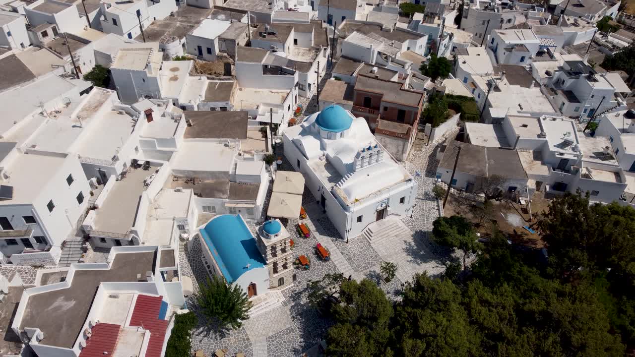 una hermosa toma aérea de un pueblo de montaña en paros, grecia
