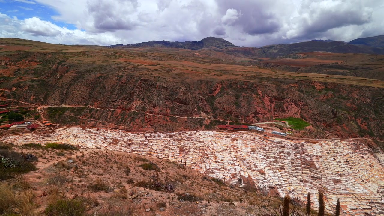 Valle Sacra Saline di Maras terrazze panoramiche Perù Ollantaytambo regione di Cusco Salineras de Maras stagione delle piogge soleggiato nuvoloso paesaggio delle Ande peruviane Monte Moray Chicón Ancopacha panoramica a destra