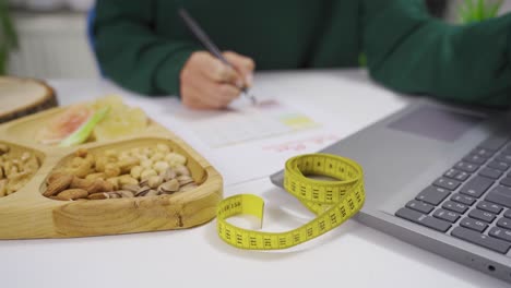 la joven está haciendo un programa de dieta.