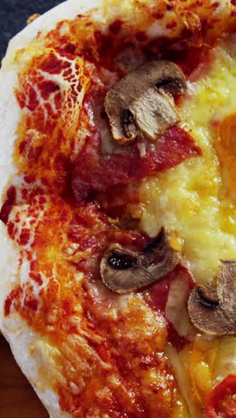 pizza horneada en una tabla de madera