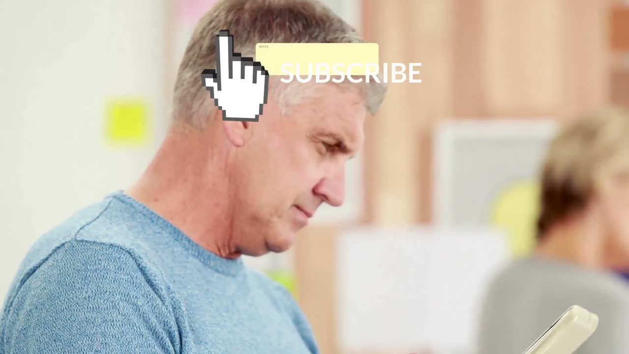 animación de suscribirse y entregar a un hombre caucásico mayor feliz usando una tableta