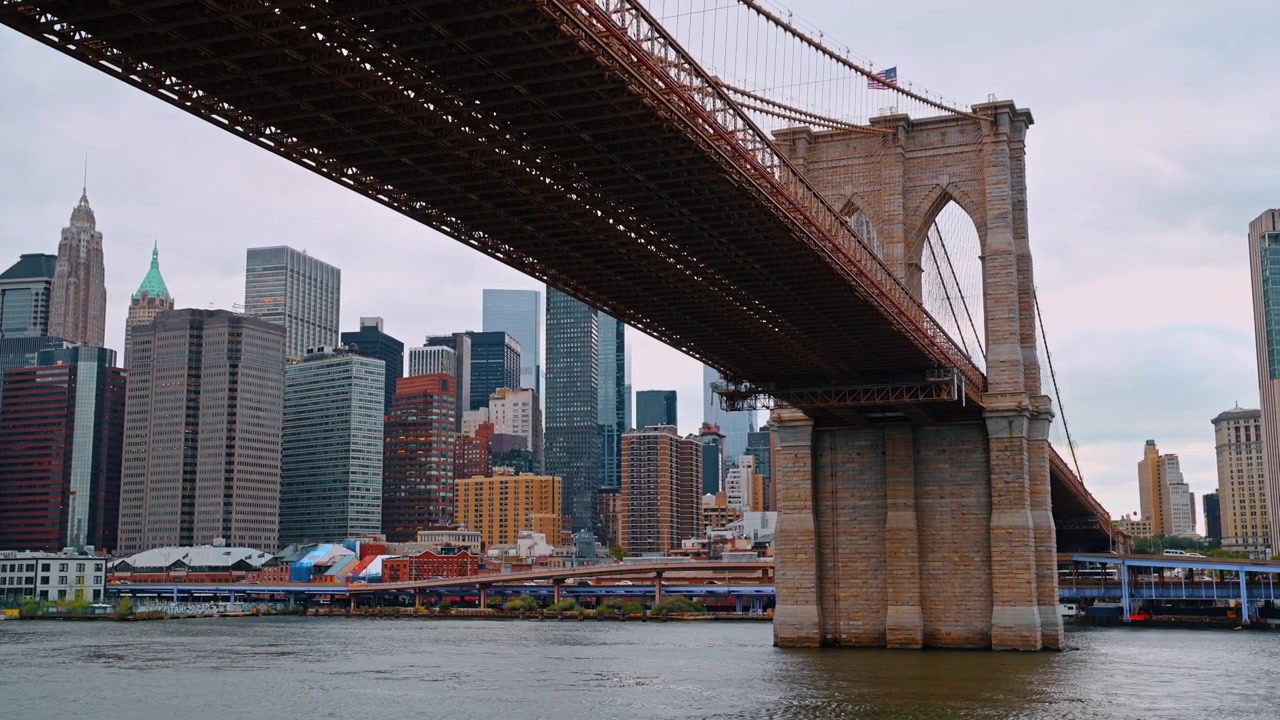 New York, USA, 22. mai 2026: Brooklyn Bridge med Lower Manhattan skyline New York City. Ikonisk steintårn på Brooklyn Bridge som strekker seg over East River med skyskraper-silhuetten fra Lower Manhattan