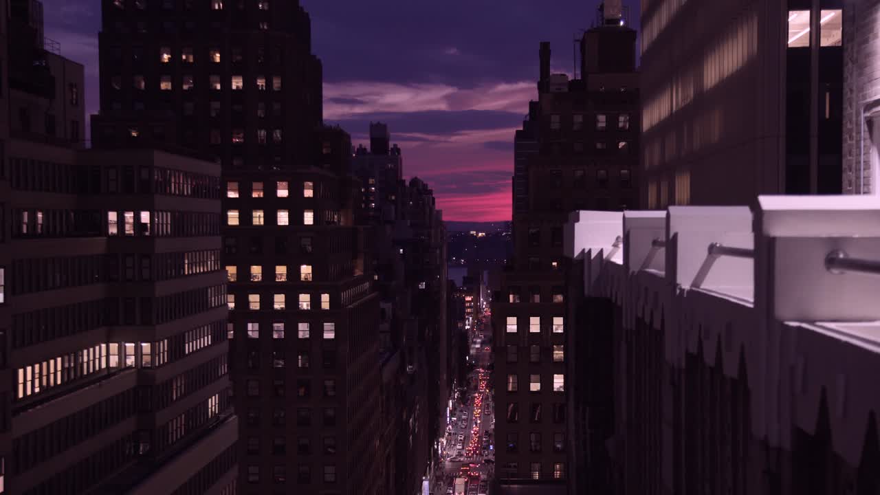 puesta de sol de la ciudad de nueva york con tráfico moviéndose debajo